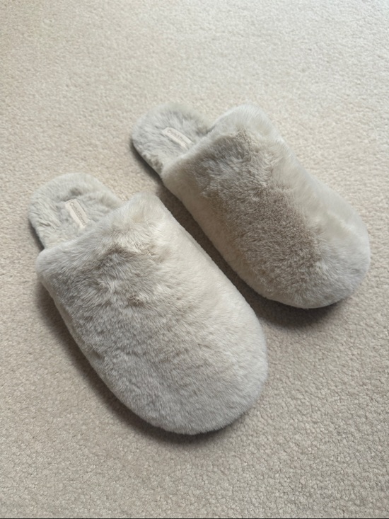 Crate&Barrel Shoes - Cozy Plush Faux Fur Slide Slippers in Light Beige
